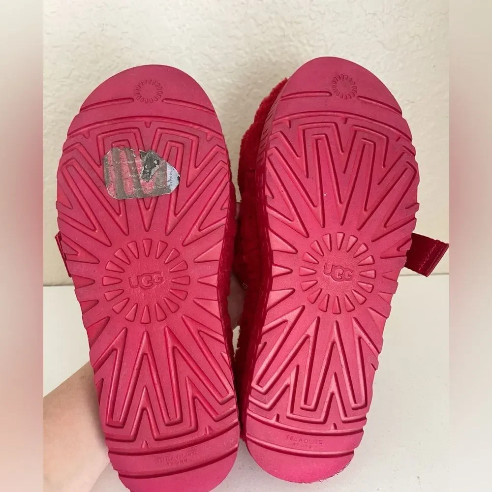 UGG Fluffita Slide sandals in the 'Ribbon Red' colorway. 10